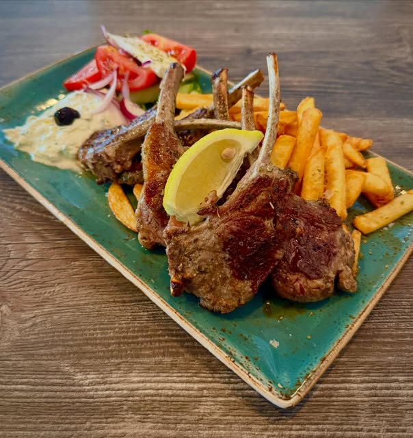 Lammekoteletter med salat, tzatziki og pommes frites fra Knossos sin Instagram
