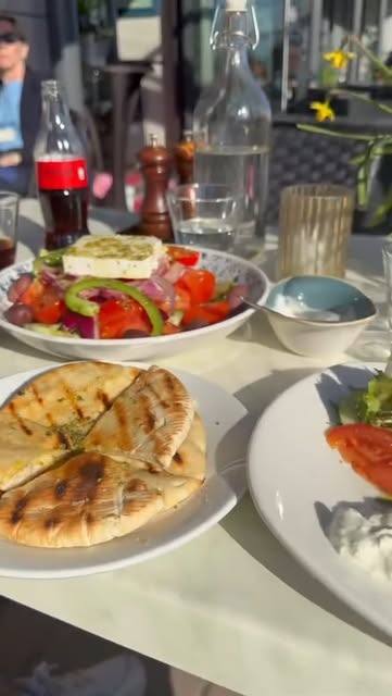 Greske småretter på et bord hos Knossos