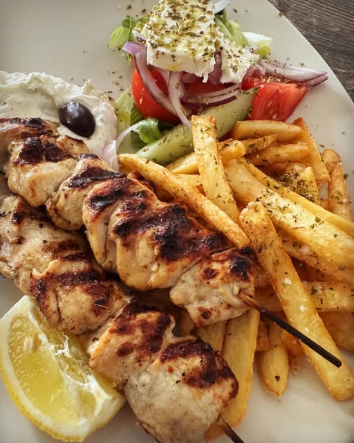 Gresk grillspyd med salat og pommes frites fra Knossos sin Instagram